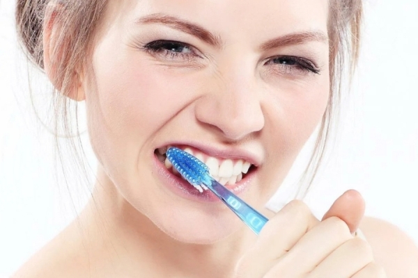 Вредно ли отбеливание зубов: плюсы и минусы