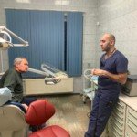 Доктор Габриелян объясняет пациенту план лечения